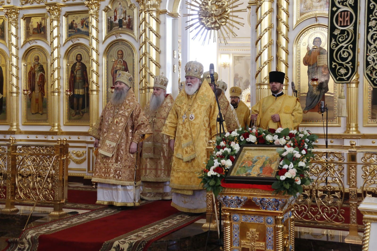 В кафедральном соборе в честь святого праведного воина Феодора Ушакова сонм архиереев совершил Божественную Литургию